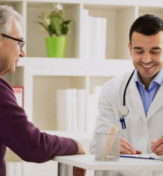 Doctor atiende a un paciente con póliza Adeslas Senior