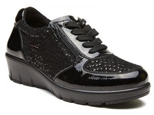 zapato negro para persona con los pies hinchados de la marca Cari Falcó