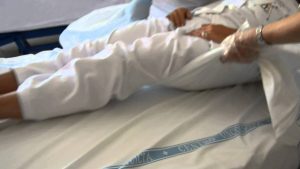 como levantar a una persona mayor de la cama