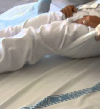 como levantar a una persona mayor de la cama