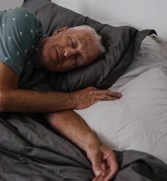 persona mayor durmiendo