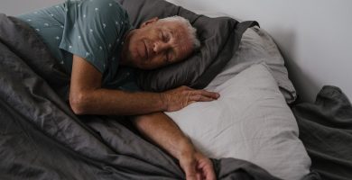persona mayor durmiendo