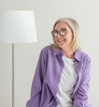 persona mayor con lentes