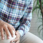 como aliviar dolor de rodilla en personas mayores