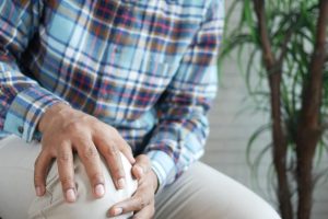 como aliviar dolor de rodilla en personas mayores