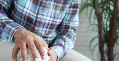 como aliviar dolor de rodilla en personas mayores