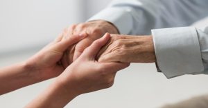 Cómo calmar a una persona con demencia senil 1 como calmar a una persona con demencia senil