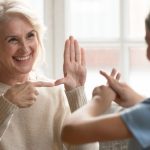 como comunicarse con una persona mayor con sordera