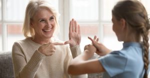 como comunicarse con una persona mayor con sordera