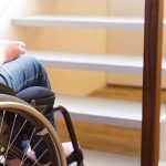 como subir a una persona en silla de ruedas por una escalera