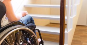 Cómo subir a una persona en silla de ruedas por una escalera 1 como subir a una persona en silla de ruedas por una escalera
