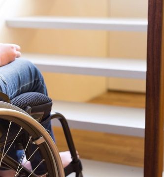 como subir a una persona en silla de ruedas por una escalera