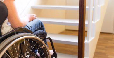 como subir a una persona en silla de ruedas por una escalera