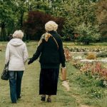 consejos para pasear con personas mayores