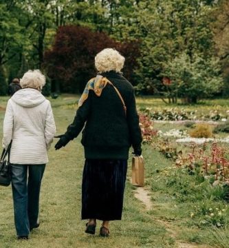 consejos para pasear con personas mayores