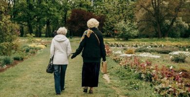 consejos para pasear con personas mayores