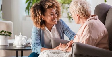 En casa o en la residencia: ¿Cuál y cómo escoger? 9 persona mayor de ir a una residencia