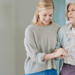 funciones del cuidador de adultos mayores