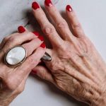 por que se le duermen las manos a los ancianos