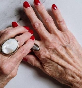 por que se le duermen las manos a los ancianos