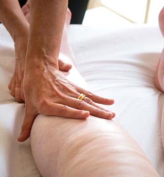 por que se produce hinchazon en las piernas en personas mayores