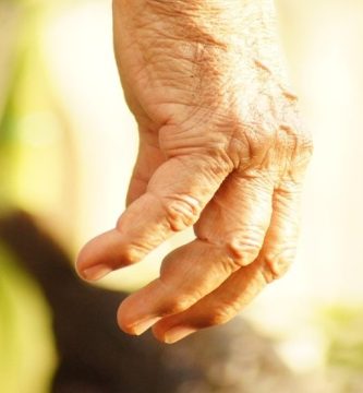 temblores en personas mayores causas tratamientos y cuando pedir ayuda